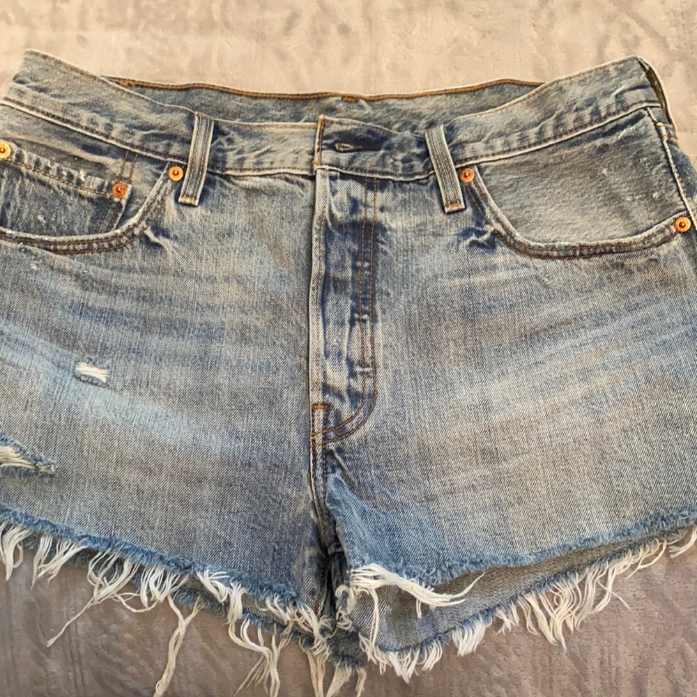 Levi Lightwash shorts
